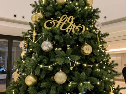 Elegant Christmas Tree with Gold Decorations and Lights
